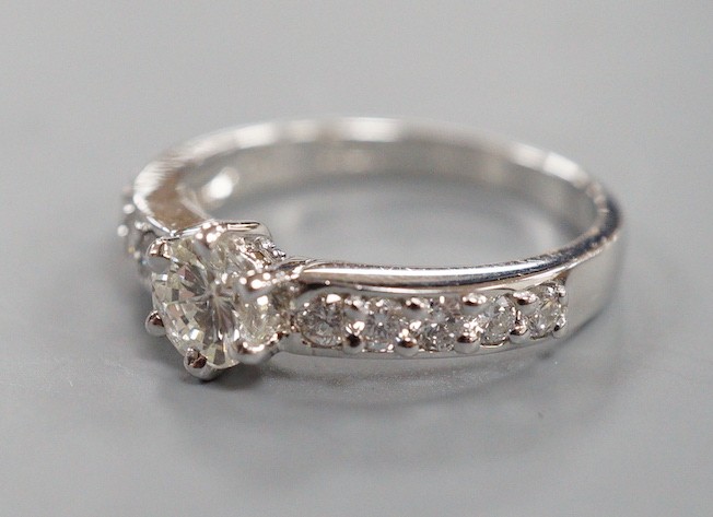 A modern 18ct white gold and singe stone diamond ring with ten stone diamond set shoulders, size M/N, gross weight 3.5 grams